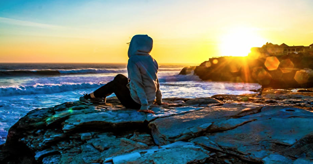 Person-blickar-mot-havet