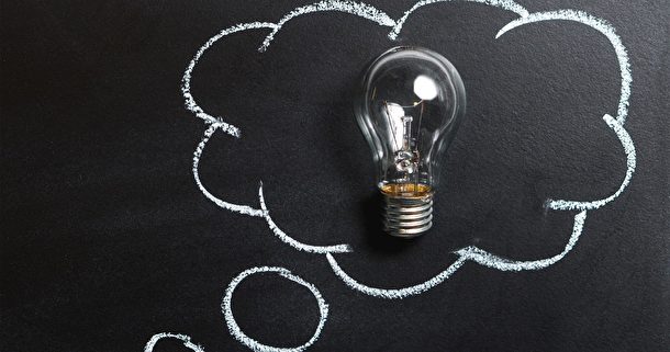 Glödlampa_mot-svart-bakgrund